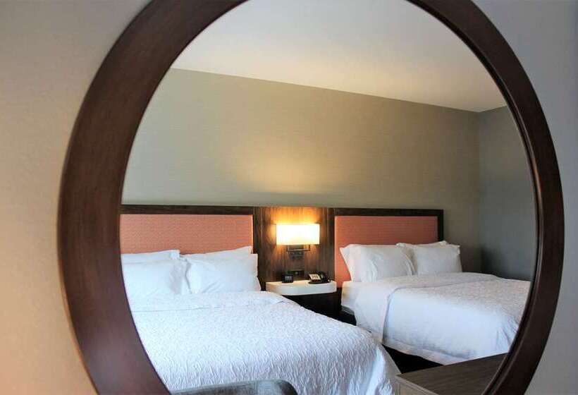 장애인을 위한 스탠다드 룸, Hampton Inn Cedar Falls Downtown