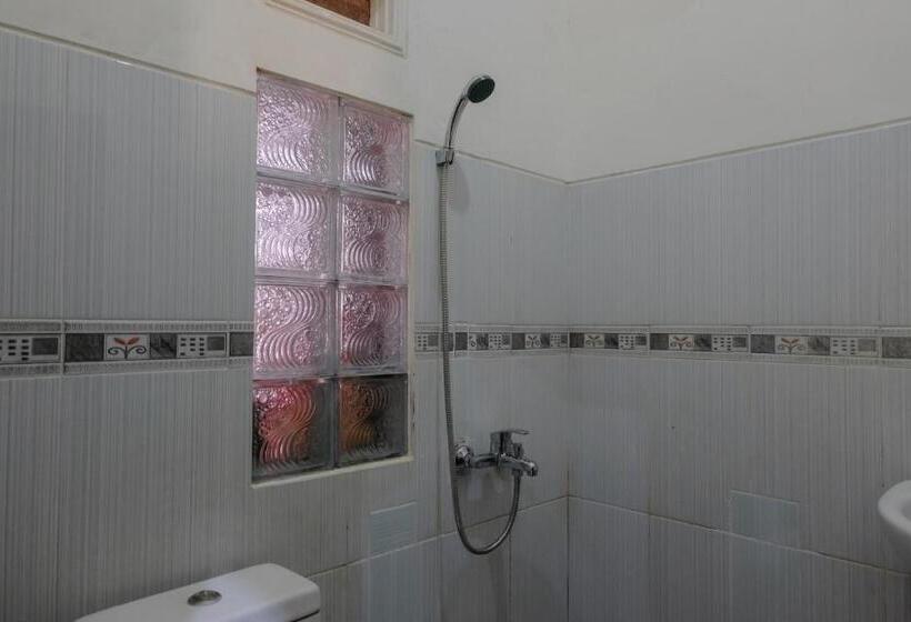 חדר סטנדרט לשלושה, Ndalem Katong Guest House Ponorogo