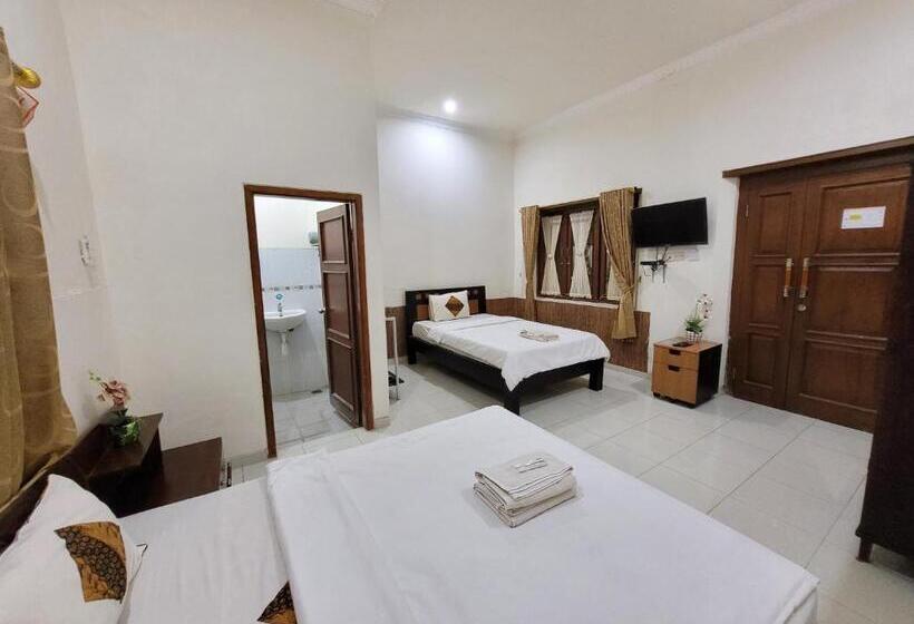 חדר סטנדרט לשלושה, Ndalem Katong Guest House Ponorogo
