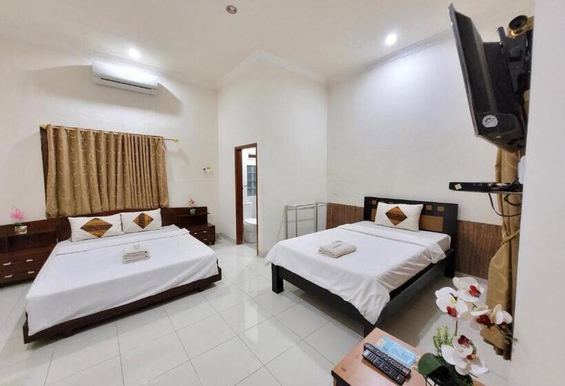 Номер Стандарт Трехместный, Ndalem Katong Guest House Ponorogo