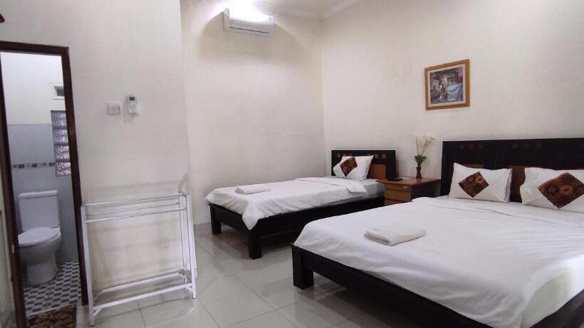 חדר סטנדרט לשלושה, Ndalem Katong Guest House Ponorogo