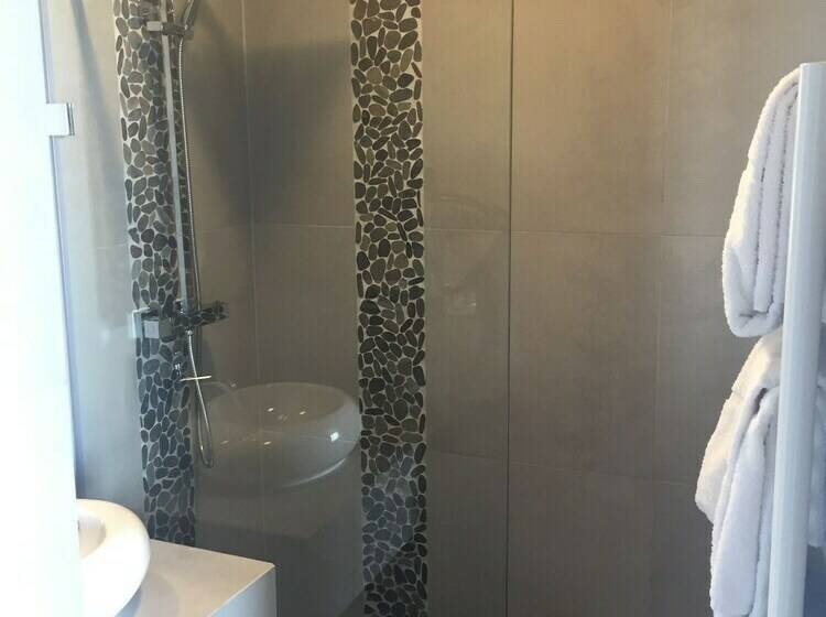 חדר סטנדרט לשלושה עם מרפסת, Ar Men 2