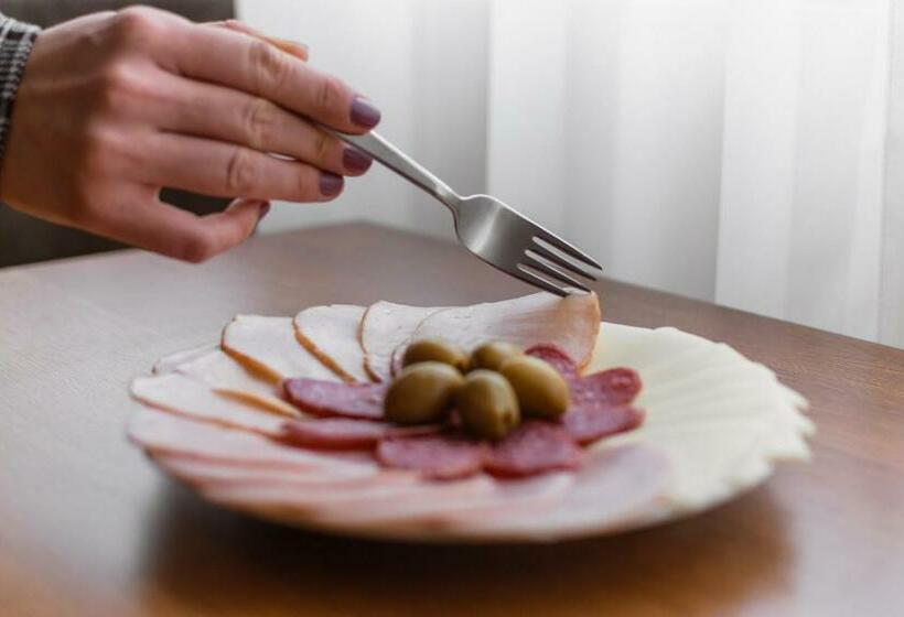 استودیو استاندارد با تخت کینگ, Sajam Garni