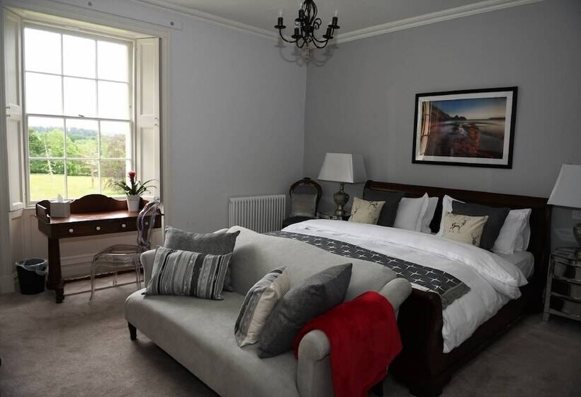 جناح عائلي, Llwynhelig Manor