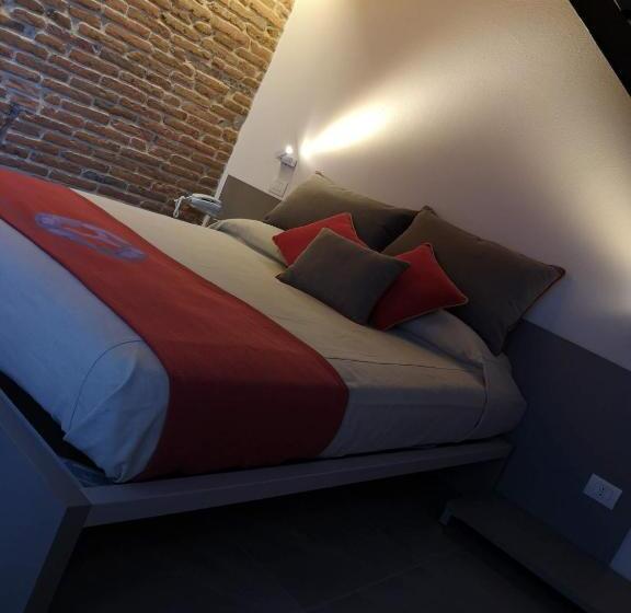 Семейный Номер, L'ospitale Dei Brilli