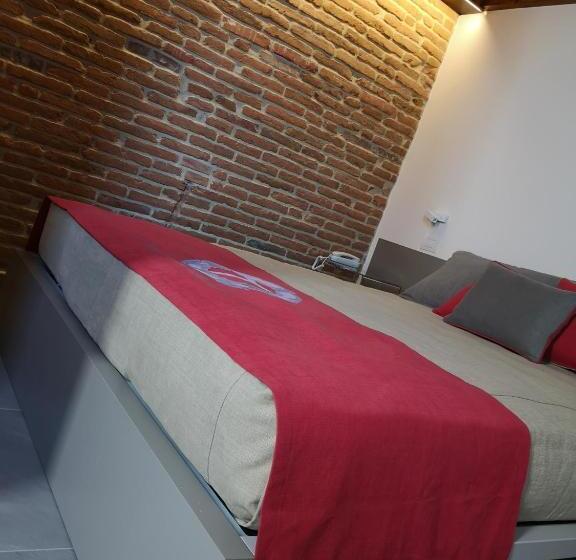 Семейный Номер, L'ospitale Dei Brilli