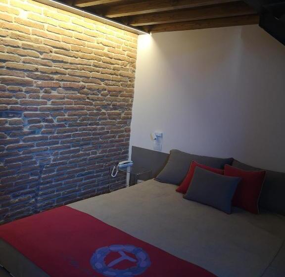 Семейный Номер, L'ospitale Dei Brilli