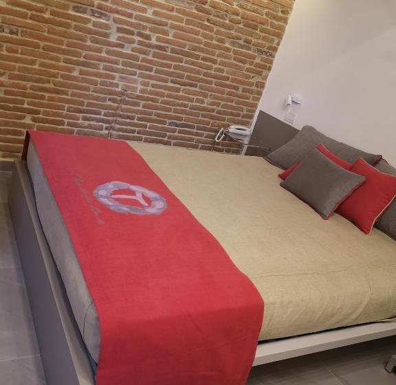 Семейный Номер, L'ospitale Dei Brilli