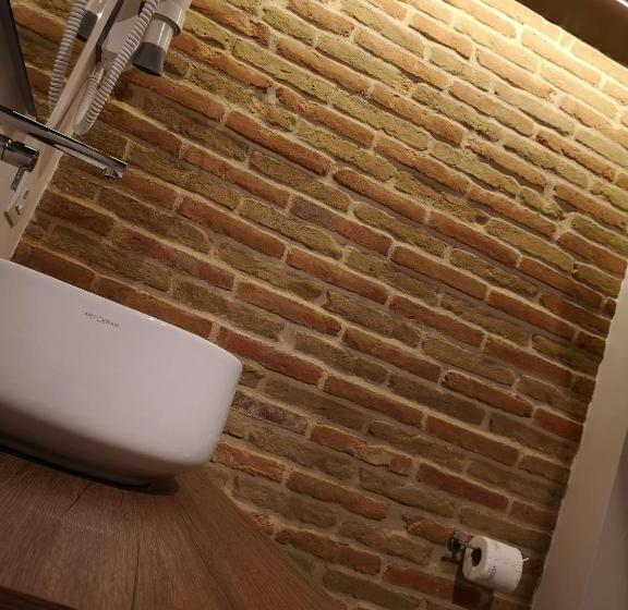 Семейный Номер, L'ospitale Dei Brilli