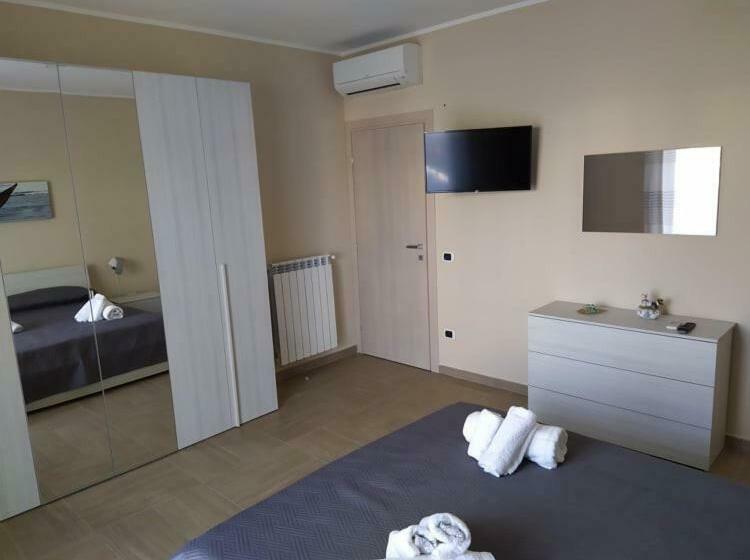 חדר דלוקס לארבעה, Caesar S B&b