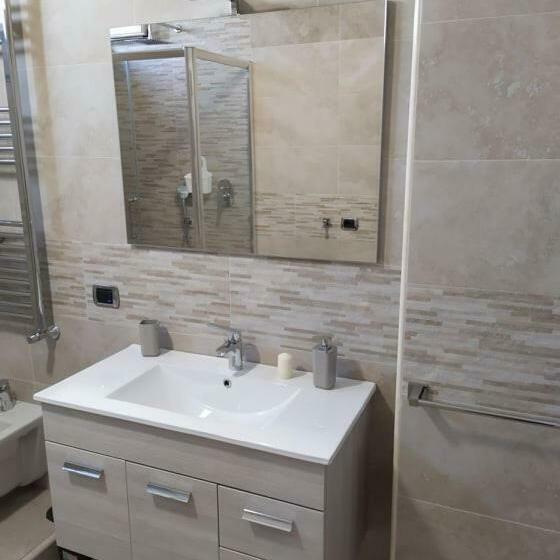 חדר דלוקס לארבעה, Caesar S B&b