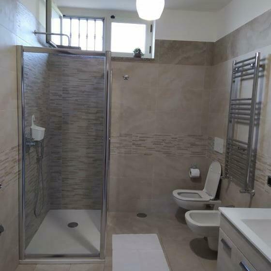 חדר דלוקס לארבעה, Caesar S B&b