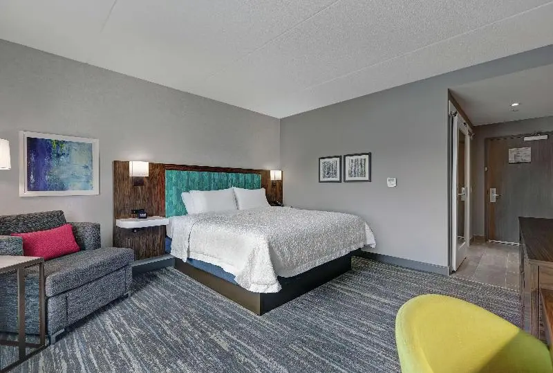キングサイズベッドのスタンダードルーム, Hampton Inn By Hilton Peterborough