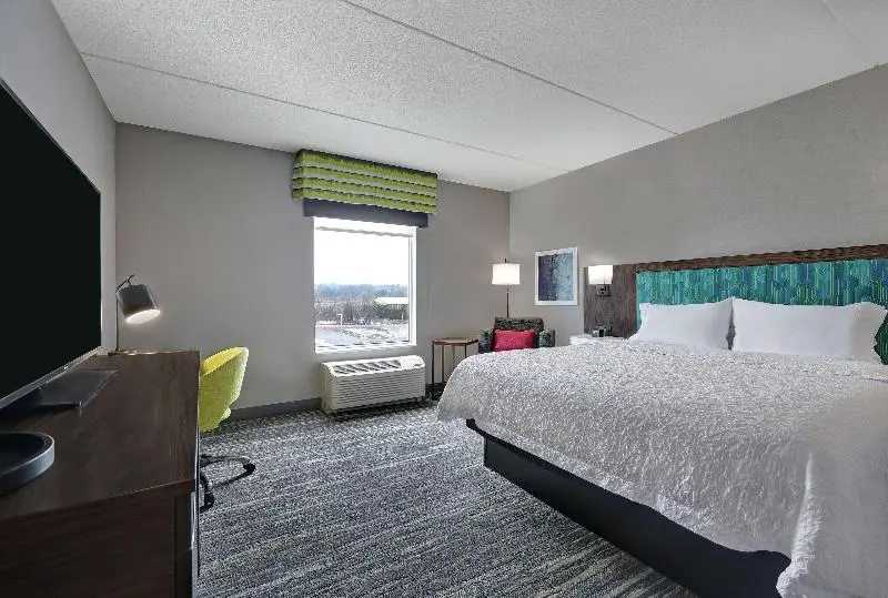 キングサイズベッドのスタンダードルーム, Hampton Inn By Hilton Peterborough