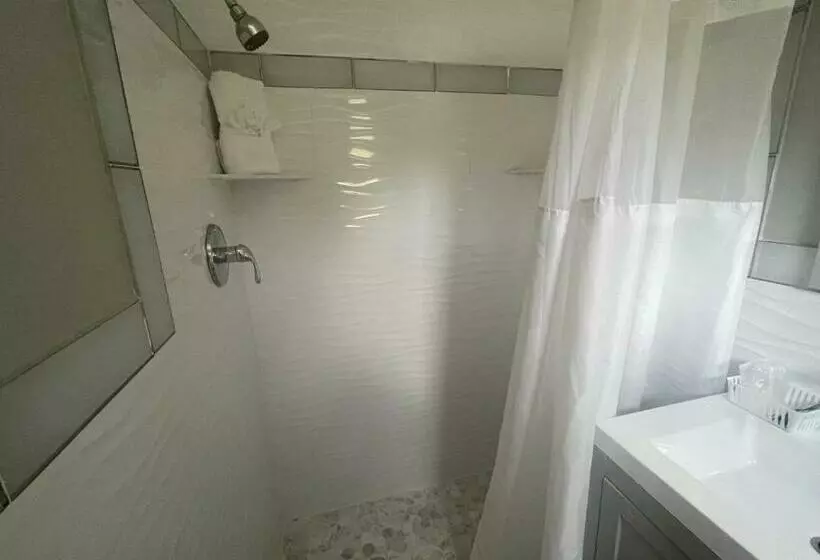اتاق استاندارد, Aquastar Inn