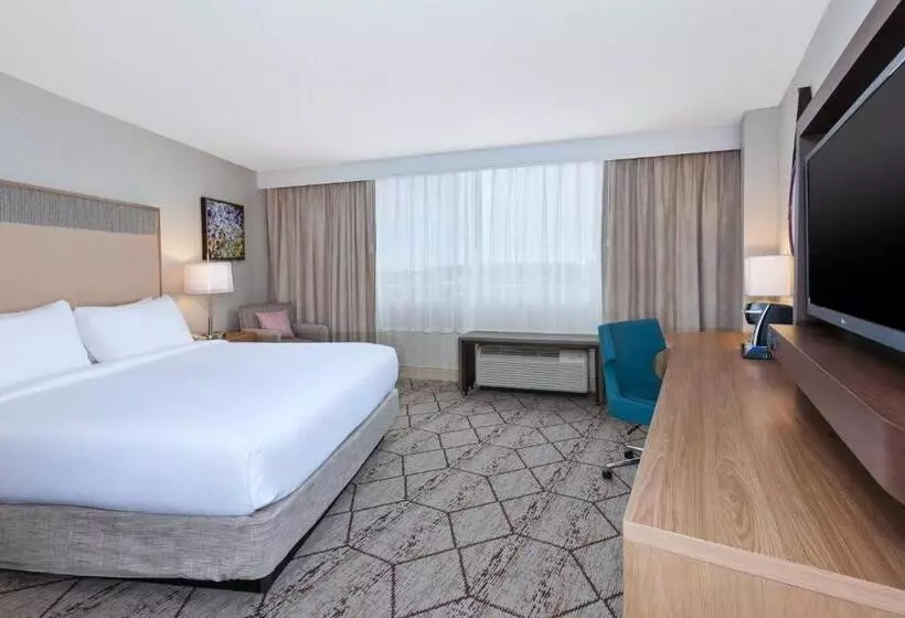 اتاق استاندارد با تخت بزرگ, Crowne Plaza Syracuse, An Ihg