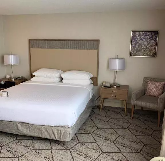 اتاق استاندارد با تخت بزرگ, Crowne Plaza Syracuse, An Ihg