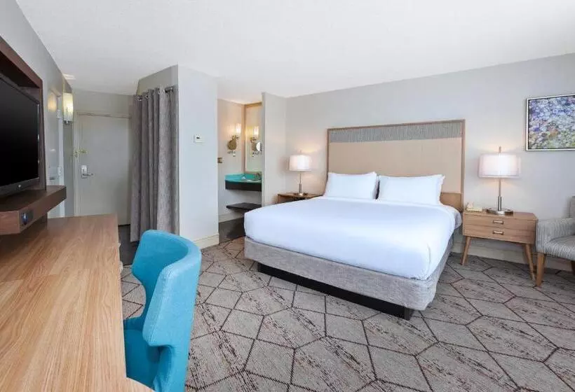 اتاق استاندارد با تخت بزرگ, Crowne Plaza Syracuse, An Ihg