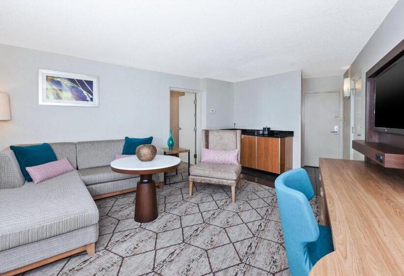 מיטת קינג בסוויטה, Crowne Plaza Syracuse, An Ihg