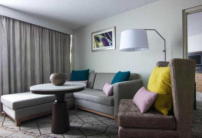 מיטת קינג בסוויטה, Crowne Plaza Syracuse, An Ihg