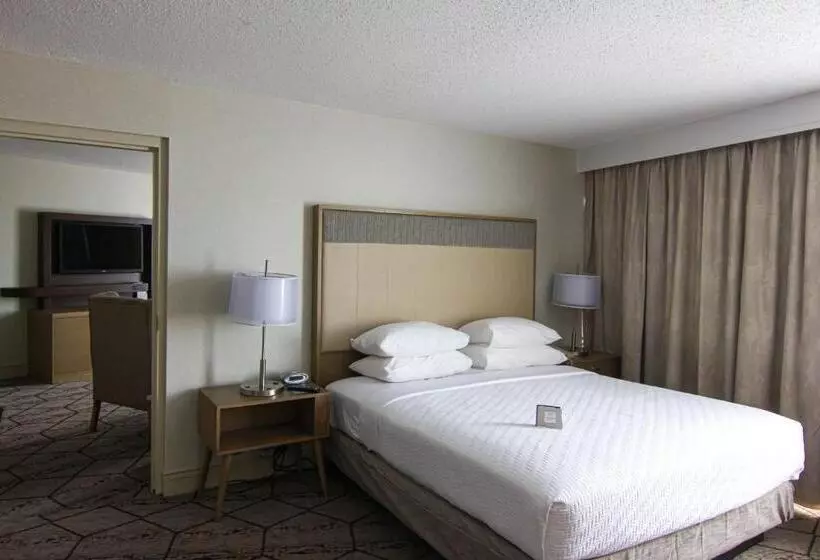 سوئیت با تخت بزرگ, Crowne Plaza Syracuse, An Ihg