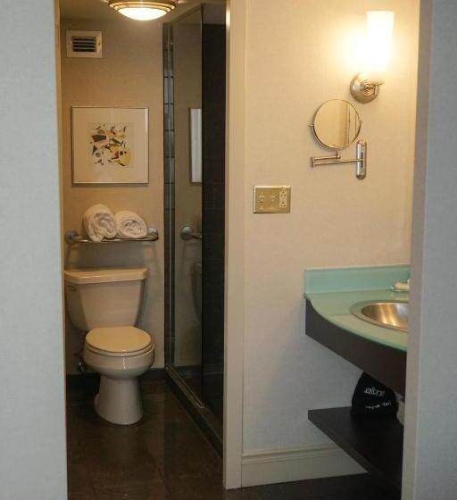 מיטת קינג בסוויטה, Crowne Plaza Syracuse, An Ihg