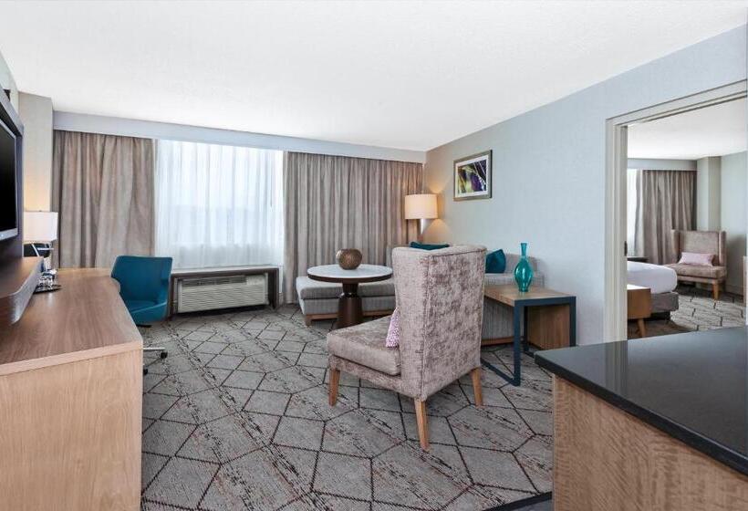 מיטת קינג בסוויטה, Crowne Plaza Syracuse, An Ihg