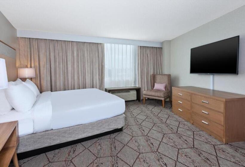 מיטת קינג בסוויטה, Crowne Plaza Syracuse, An Ihg