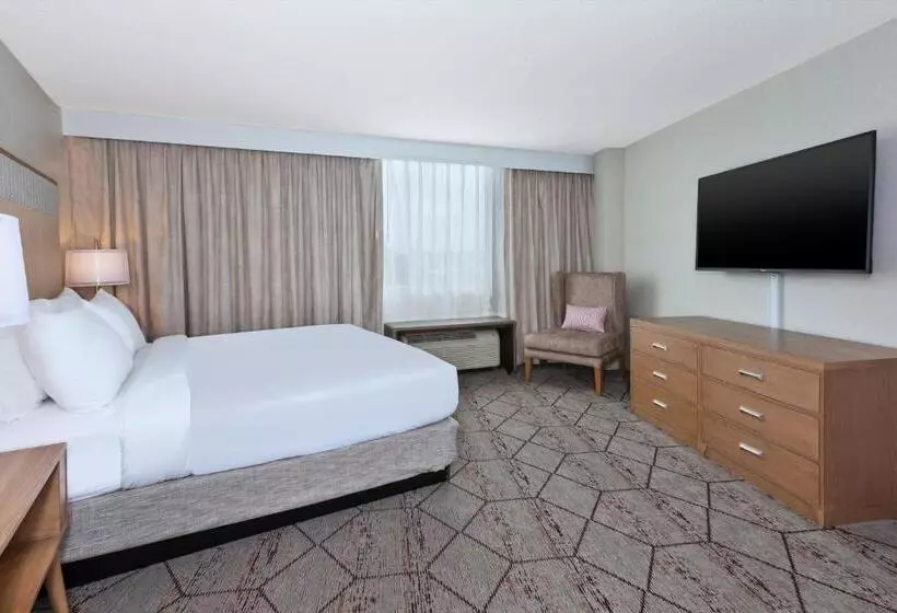 سوئیت با تخت بزرگ, Crowne Plaza Syracuse, An Ihg