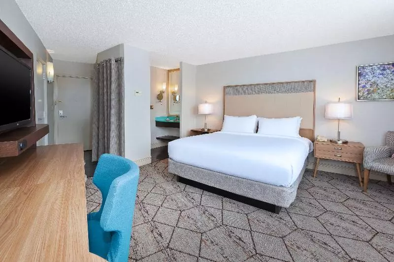 اتاق استاندارد با تخت بزرگ, Crowne Plaza Syracuse, An Ihg