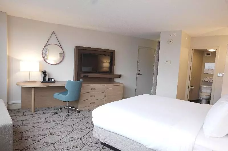اتاق استاندارد با تخت بزرگ, Crowne Plaza Syracuse, An Ihg