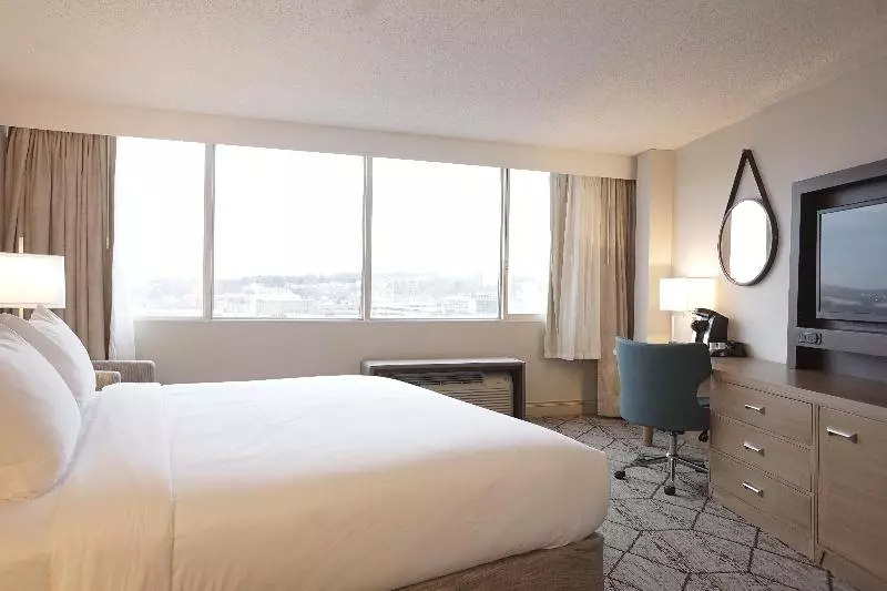 اتاق استاندارد با تخت بزرگ, Crowne Plaza Syracuse, An Ihg
