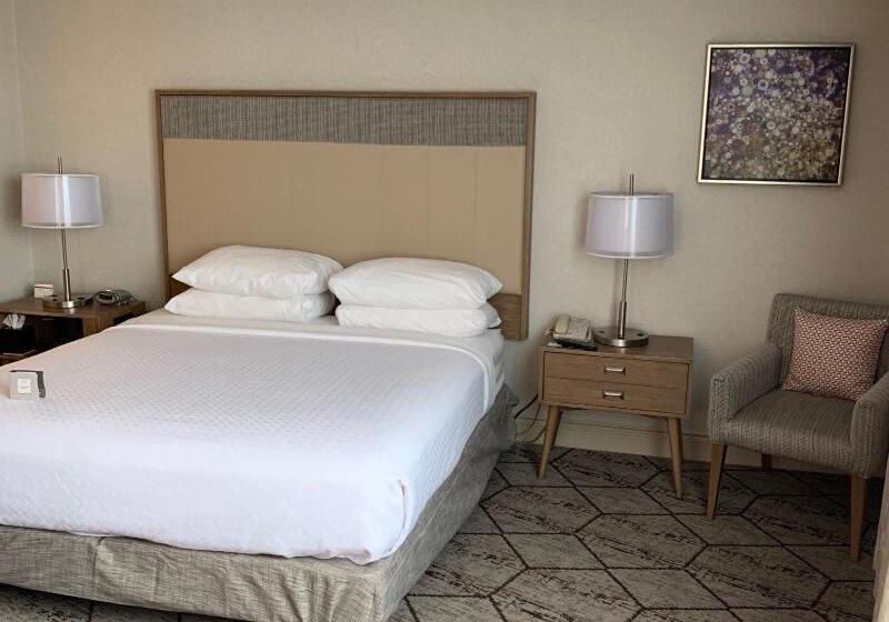 חדר סטנדרט עם מיטת קינג, Crowne Plaza Syracuse, An Ihg