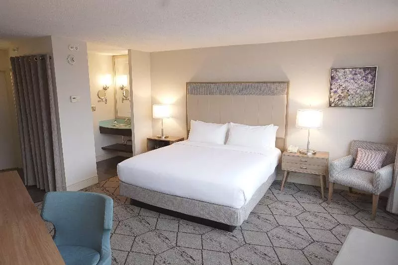 اتاق استاندارد با تخت بزرگ, Crowne Plaza Syracuse, An Ihg