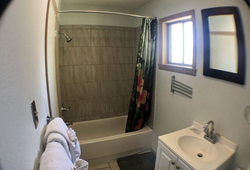 デラックススタジオ, Tower 64 Motel & Rv