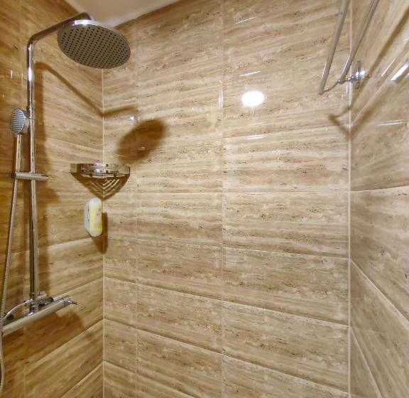 اتاق استاندارد چهار تخته, Oldbrick Pub