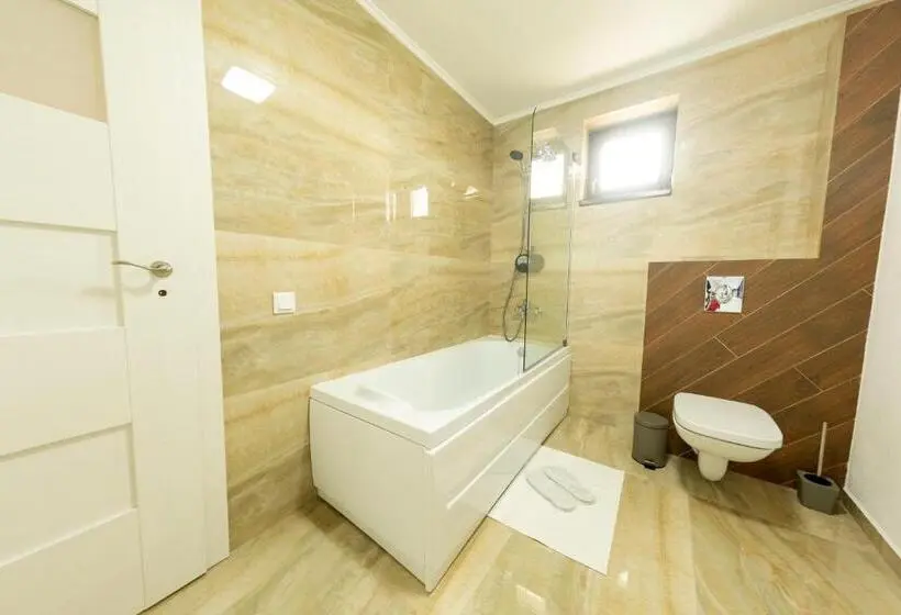 Sviitti King-vuode, Casa Cu Nuc