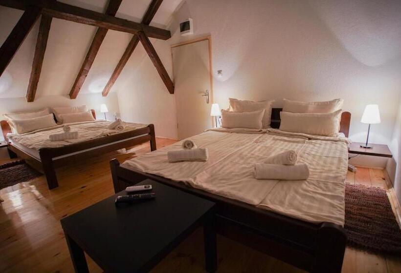 اتاق خانوادگی, Epicenter