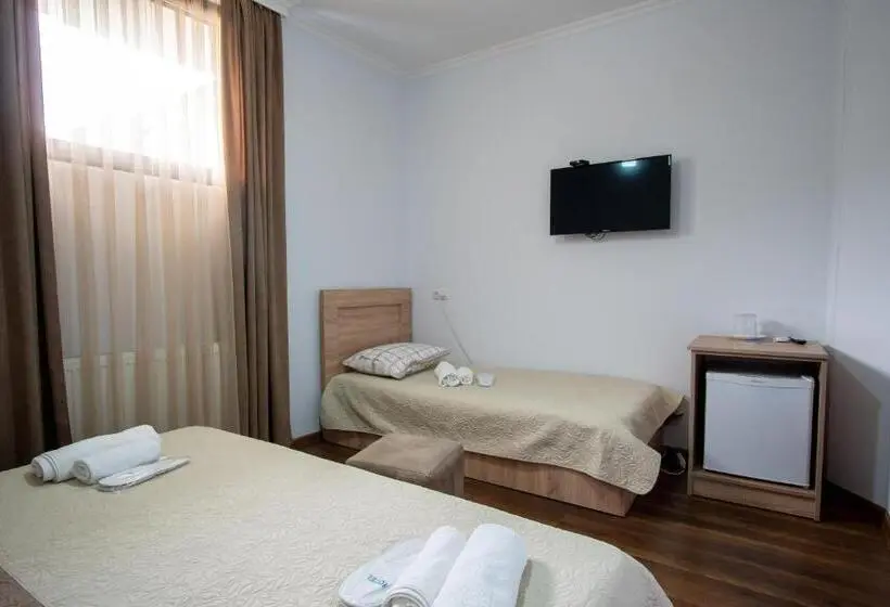 Economy Triple Room, Balanchine