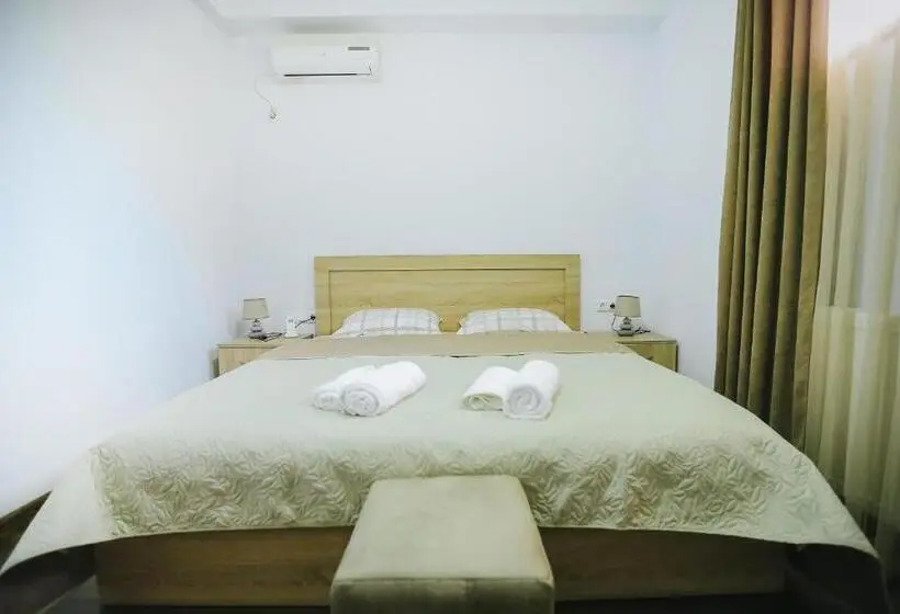 Economy Triple Room, Balanchine