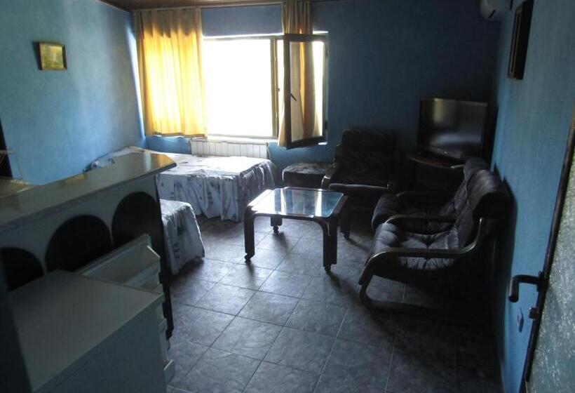 スーペリアースイート, Hostel Papagal