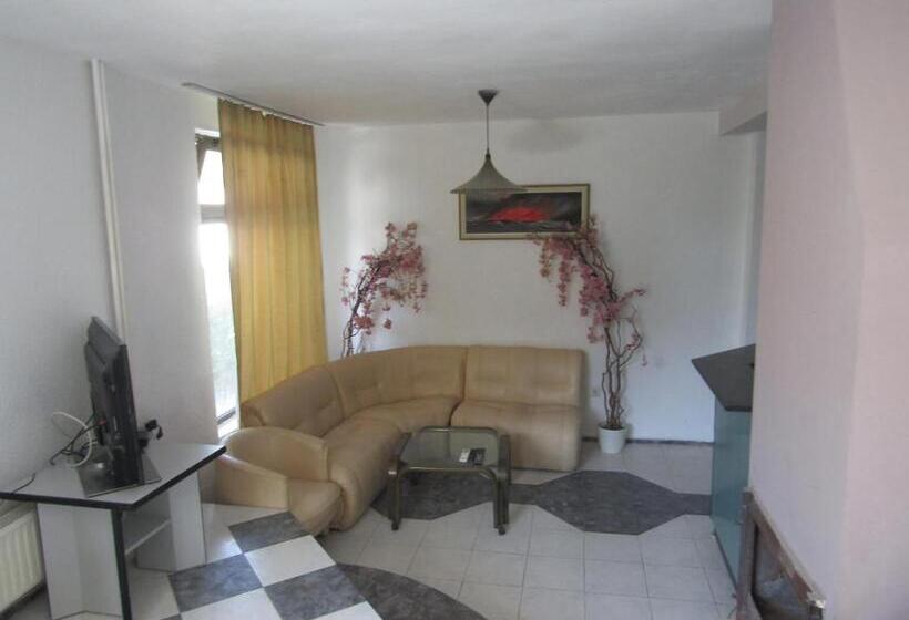 スーペリアースイート, Hostel Papagal