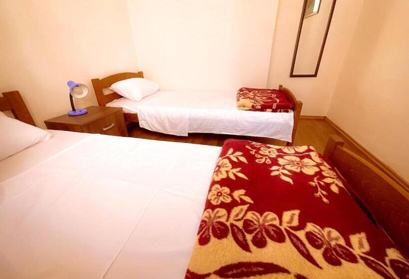 آپارتمان 1 خوابه, Balkan House