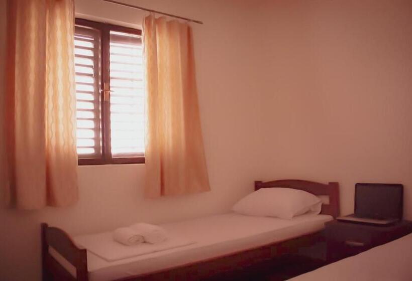 آپارتمان 1 خوابه, Balkan House