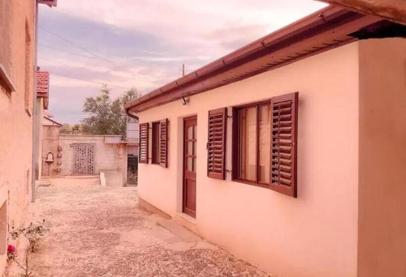 آپارتمان 1 خوابه, Balkan House