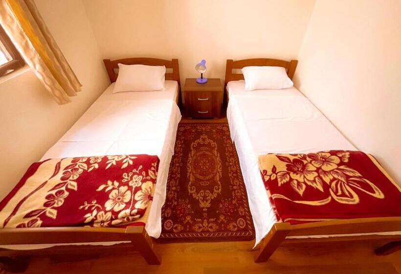 اتاق استاندارد با سرویس بهداشتی مشترک, Balkan House