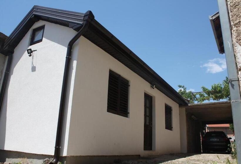 اتاق استاندارد با سرویس بهداشتی مشترک, Balkan House