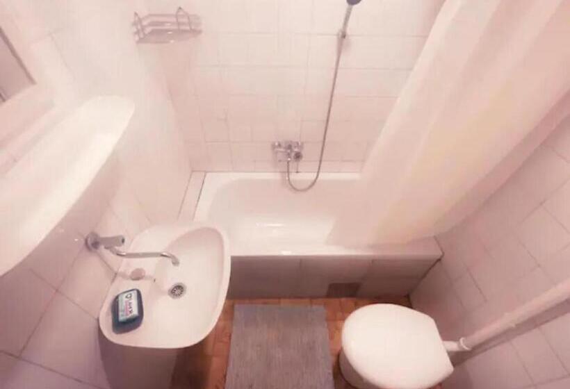 اتاق استاندارد با سرویس بهداشتی مشترک, Balkan House