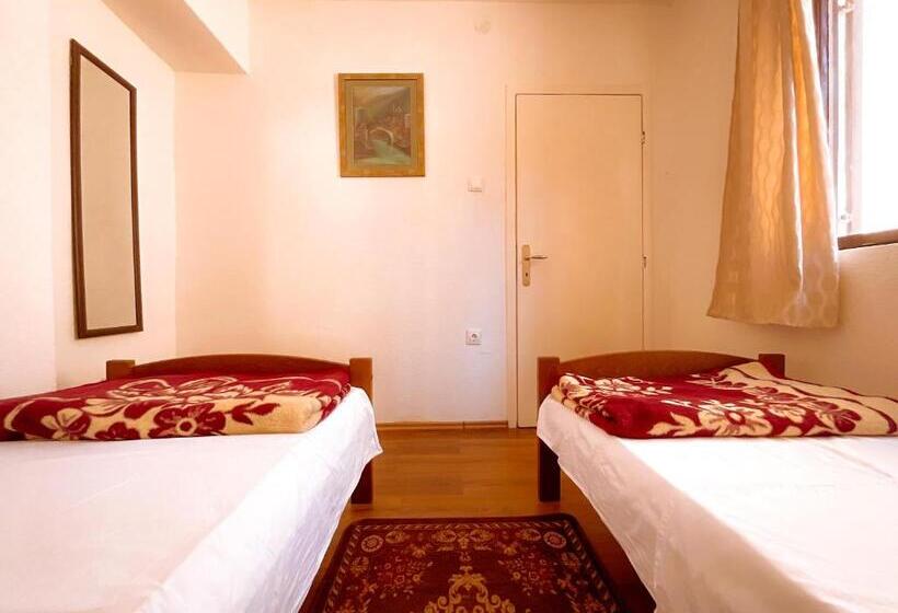 اتاق استاندارد با سرویس بهداشتی مشترک, Balkan House