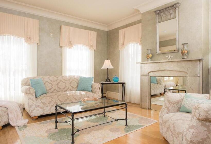 자쿠지 스위트, Captain Farris House